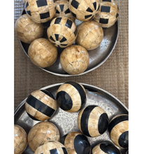 Load image into Gallery viewer, Décor Ball Chequered